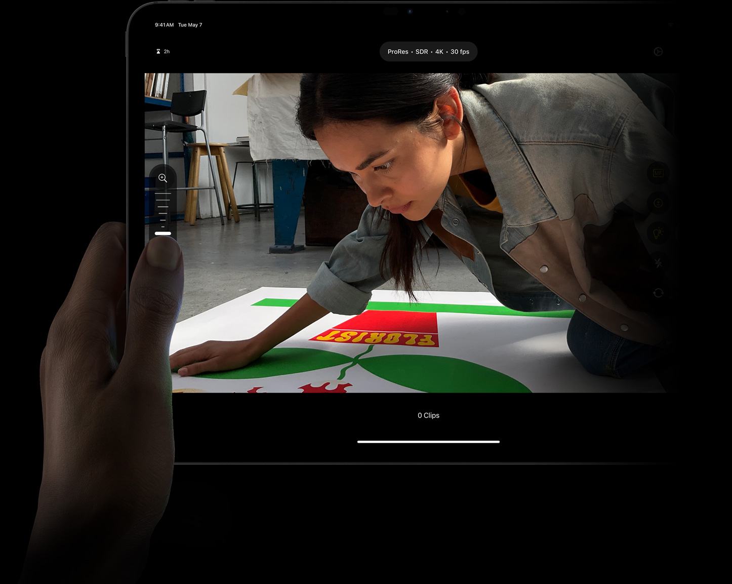 在 iPad?Pro 上使用 iPad 版 Final?Cut?Pro，一个人的拇指正在通过专业摄像机模式的手动控制选项，调整 ProRes 素材的焦点。
